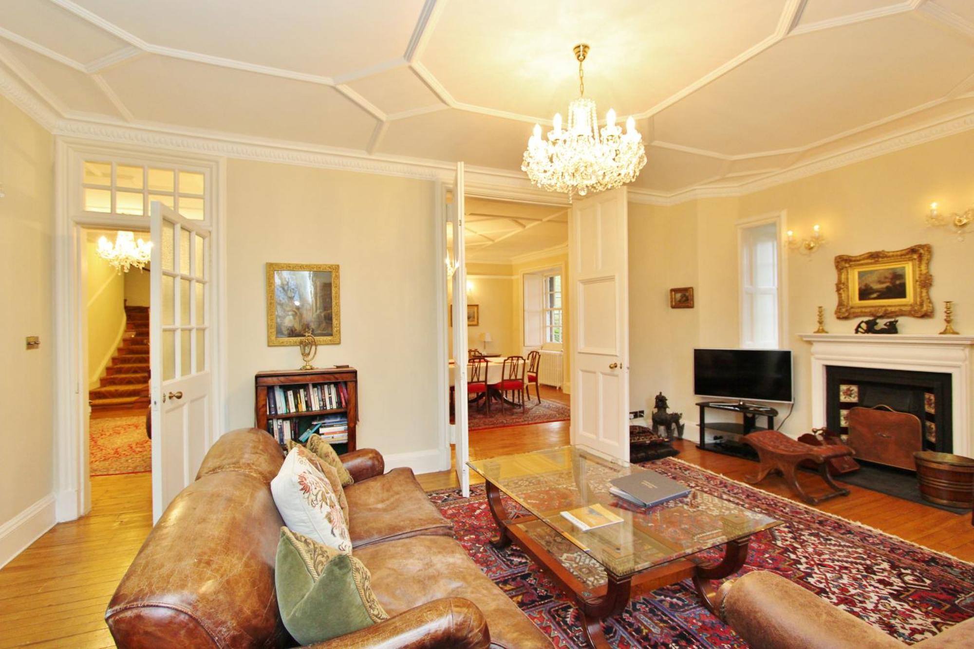 Elegant 3-Bedroom Ramsay Garden Apartment In Edinburgh City Centre מראה חיצוני תמונה
